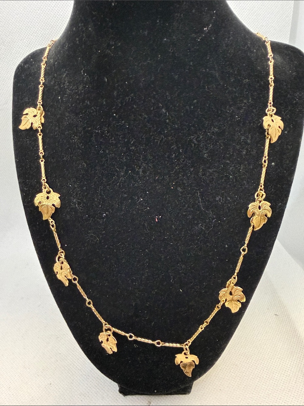 Sarah Coventry vintage leaf necklace